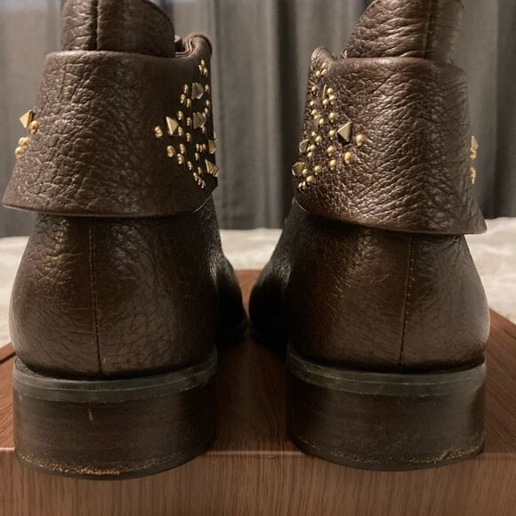 𝅺: : MIEZKO 90s Style Fold Over Ankle Boots with Gold Stud Detail : : - Picture 6 of 16